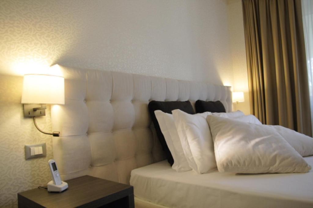 Hll Hotel Lungolago Lecco-Como Lake Exterior photo