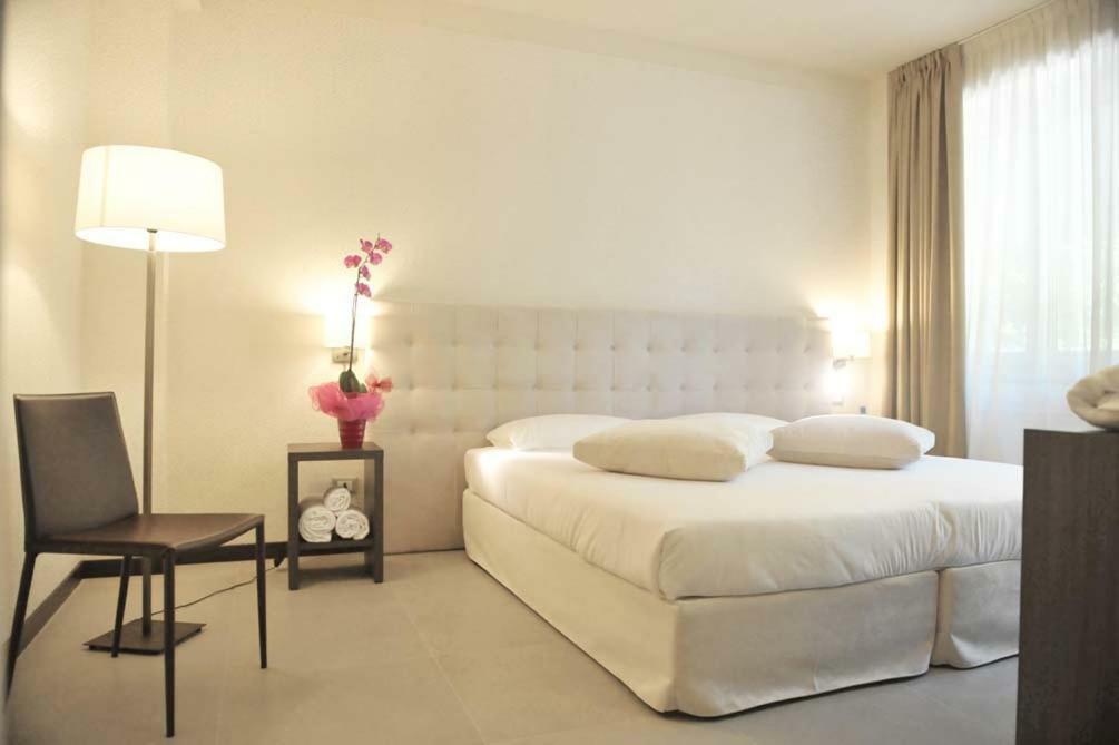Hll Hotel Lungolago Lecco-Como Lake Exterior photo